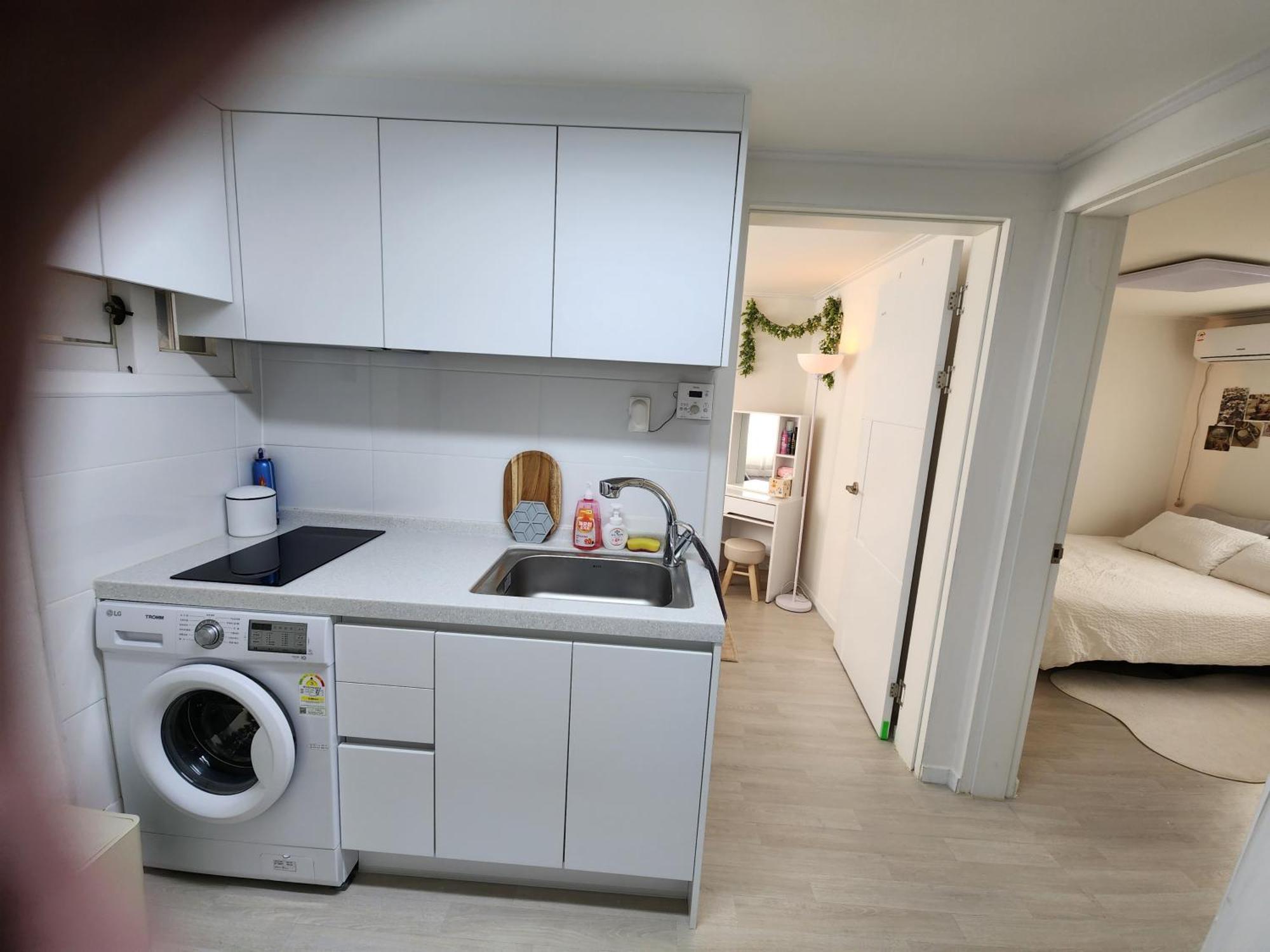 Sweethome, 2 & Beds By Kunkook Station Line2,7 Seoul
