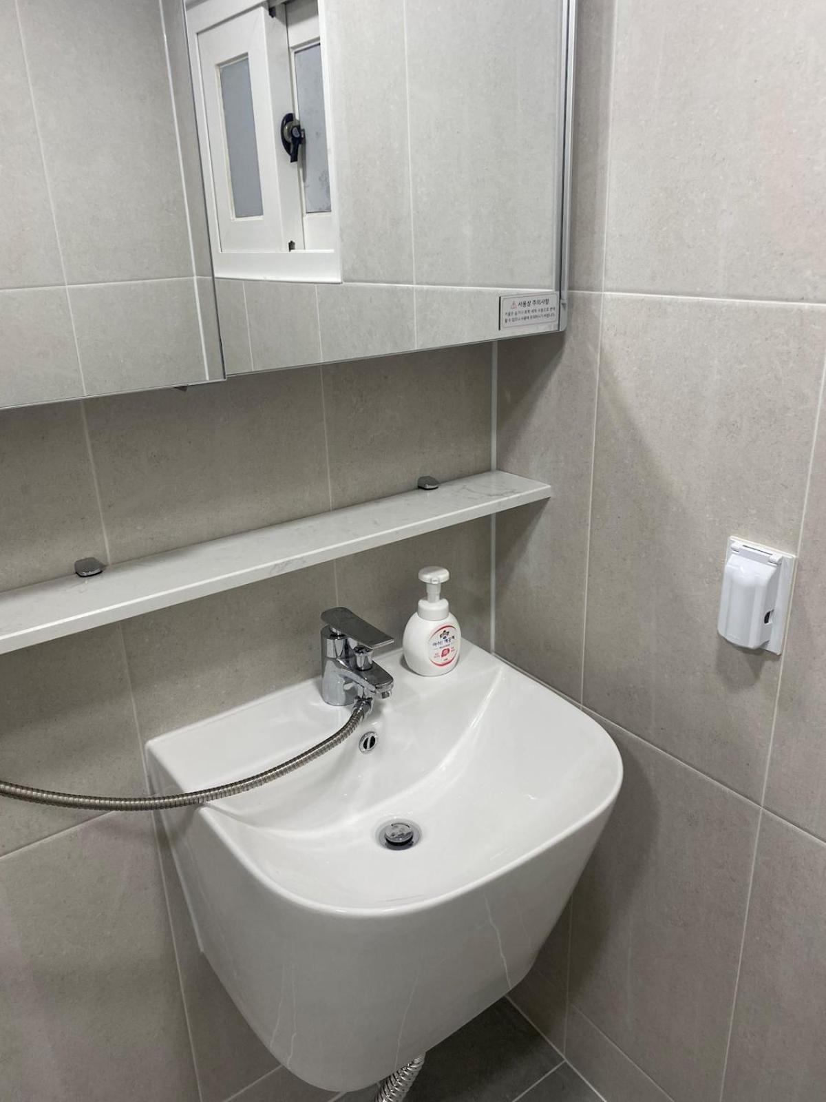 Villa Sweethome, 2 & Beds By Kunkook Station Line2,7 Seoul